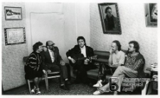 Wilno. Danczyk (Bohdan Andrusyszyn) w "leśnej chacie" Zośki Wieras. Oprowadzają Lawon i Galina Łuckiewiczowie. Lato 1988