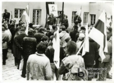 Wilno. Białoruski miting w pobliżu Muzeum Ofiar Genocydu, poświęcone Konstantemu Kalinowskiemu. Marzec 1989