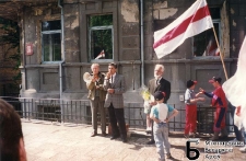 Wilno. Odsłonięcie tablicy pamiątkowej poświęconej artyście-malarzowi Piotrowi Sergiejewiczowi na domu w którym mieszkał przez 40 lat.16.05.1996