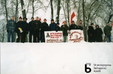 Wilno. Pikieta zorganizowana przez Towarzystwo Kultury Białoruskiej na Litwie przed Ambasadą Federacji Rosyjskiej przeciw agresywnej polityce Moskwy. 10.12.1997