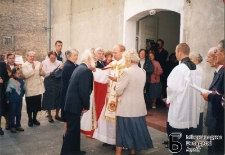 Wilno. Kościół św. Bartłomieja.Ksiądz J. Szutkiewicz wita Siamiona Szareckiego. Na pierwszym planie Chwiedar Niuńka. 29.08.1999
