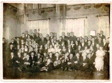 Dwudziestolecie międzywojenne. Bal karnawałowy. Portret grupowy