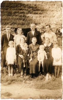 Rodzina Kucharskich przed domem rodzinnym na ul. Młynek w Łazach. Portret grupowy