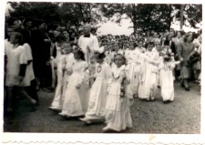 Procesja dzieci wokół kościoła św. Michała Archanioła w Łazach.