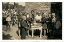 Lata 50-te. Przedszkolaki myją ręce przed posiłkiem. Łazy, ul. Młynek.