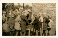 Lata 50-te. Przedszkolaki myją ręce przed posiłkiem. Łazy, ul. Młynek.