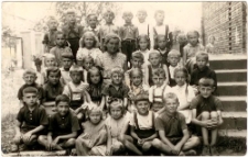 Uczniowie Szkoły Podstawowej w Łazach z nauczycielką Zdzisławą Włodygą (z domu Kapuścińska).