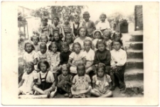Uczniowie Szkoły Podstawowej w Łazach. Rok szkolny 1957/1958