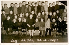 Uczniowie II klasy Szkoły Podstawowej w Łazach z nauczycielką Zdzisławą Włodygą (z domu Kapuścińska).