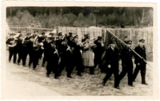 Przemarsz orkiestry kolejowej i pocztu sztandarowego ulicami Łaz.