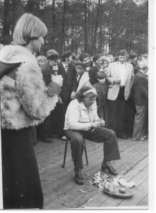 Święto Ziemniaka w Mońkach-Przytulance. 1976 rok. Konkurs obierania ziemniaków na czas.