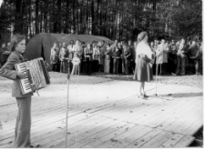 Święto Ziemniaka w Mońkach-Przytulance. 1976 rok. Śpiewa Romualda Olszyńska z synem Markiem (akordeon).