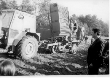 Święto Ziemniaka w Mońkach-Przytulance. 1976 rok. Wystawa maszyn rolniczych.