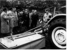 Święto Ziemniaka w Mońkach. 1977 rok. Pokaz maszyn rolniczych.