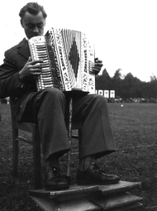 Święto Ziemniaka w Mońkach. 1977 rok. Występy artystyczne. Eugeniusz Głodź gra na pedałówce.