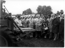 Święto Ziemniaka w Mońkach. 1977 rok. Wystawa maszyn rolniczych.