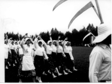 Święto Ziemniaka w Mońkach. 1977 rok. Występy artystyczne. Młodzież z monieckiego liceum.