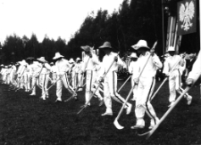 Święto Ziemniaka w Mońkach. 1977 rok. Występy artystyczne. Młodzież z monieckiego liceum.