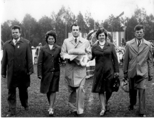 Święto Ziemniaka w Mońkach. 1977 rok. Gospodarze Święta Ziemniaka.