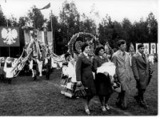Święto Ziemniaka w Mońkach. 1977 rok. Gospodarze Święta Ziemniaka.