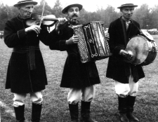 Święto Ziemniaka w Mońkach. 1977 rok. Występy artystyczne. Kapela ludowa z Turny Dużej.