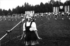 Święto Ziemniaka w Mońkach. 1977 rok. Występy artystyczne. Zespół dziecięcy Promyki ze Szkoły Podstawowej nr 1 w Mońkach.