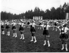 Święto Ziemniaka w Mońkach. 1977 rok. Występy artystyczne. Dziecięcy zespół Promyki z Moniek.