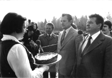 Święto Ziemniaka w Mońkach. 1978 rok. Gospodarze Święta Ziemniaka.