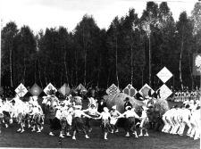 Święto Ziemniaka w Mońkach. 1978 rok. Występy artystyczne. Widowisko przygotowane przez uczniów monieckiego liceum.