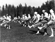 Święto Ziemniaka w Mońkach. 1979 rok. Młodzież z monieckiego liceum w widowisku plenerowym.