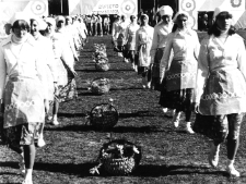 Święto Ziemniaka w Mońkach. 1979 rok. Młodzież z monieckiego liceum w widowisku plenerowym.
