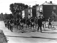 Święto Ziemniaka w Mońkach. 1979 rok. Przemarsz orkiestr dętych Ludowego Wojska Polskiego ulicami miasta.