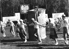Święto Ziemniaka w Mońkach. 1979 rok. Młodzież z monieckiego liceum w widowisku plenerowym.