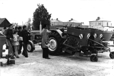 Święto Ziemniaka w Mońkach. 1980 rok. Pokaz maszyn rolniczych.