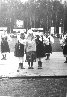 Święto Ziemniaka w Mońkach. 1987 rok. Występy zespołów ludowych.