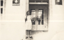 Dziewczynka przed Standesamt w Kuślinie