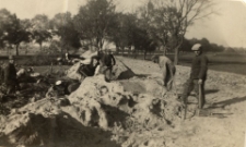 Pracownicy budujący drogę