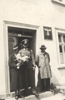 Młoda para przed Standesamt w Kuślinie