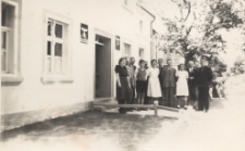 Przed Urzędem Stanu Cywilnego w Kuślinie