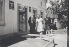 Przed Urzędem Stanu Cywilnego w Kuślinie