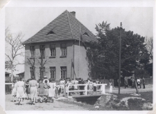 Niemcy przed szkołą w Michorzewie