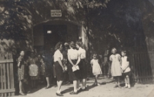 Przed szkołą w Michorzewie