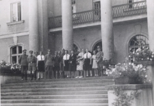 Przed pałacem Sczanieckich zamienionym na szkołę.