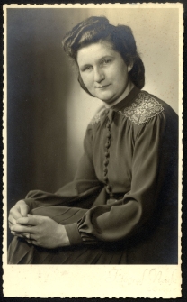 Z albumu nieznanej rodziny niemieckiej. Fotografia portretowa kobiety.