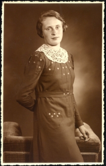 Z albumu nieznanej rodziny niemieckiej. Fotografia portretowa kobiety.