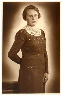 Z albumu nieznanej rodziny niemieckiej. Fotografia portretowa kobiety.