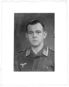 Z albumu nieznanej rodziny niemieckiej. Fotografia portretowa mężczyzny w mundurze.
