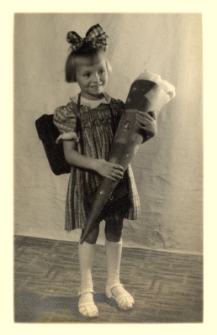 Z albumu nieznanej rodziny niemieckiej. Fotografia dziewczynki o imieniu Brigith.