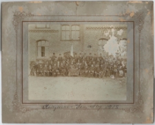 Członkowie Stowarzyszenia Weteranów Wojennych na tle budynku Szkoły Powszechnej w Sępólnie Krajeńskim w 1902 roku