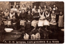 Członkinie Koła Gospodyń Wiejskich w Unisławiu na kursie pieczenia. Rok 1939.